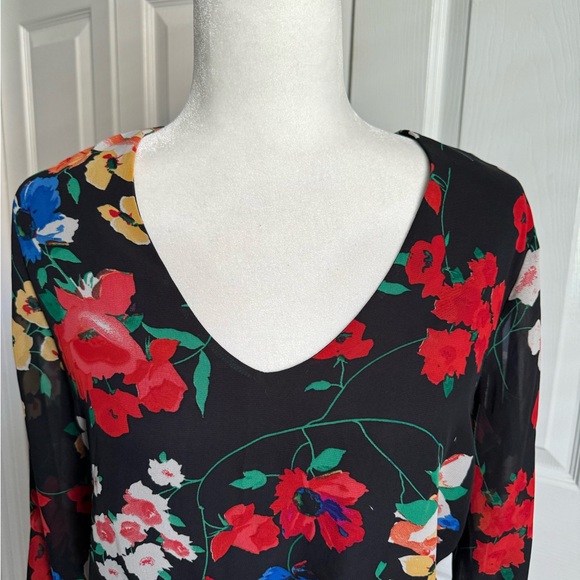 Women’s romper. Floral. Size Medium - Picture 13 of 14
